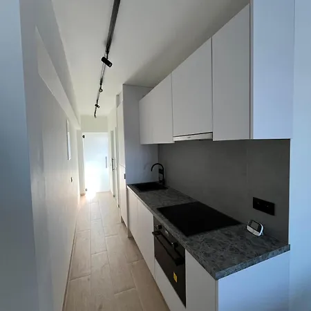 Апартаменты Luxurious With Feet In The Sea &